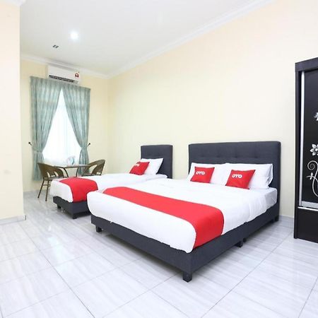 Oyo 89607 Aloha Chalet Kampung Raja Екстериор снимка