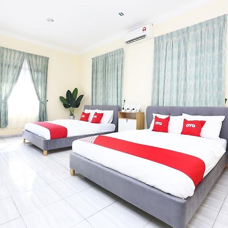 Oyo 89607 Aloha Chalet Kampung Raja Екстериор снимка