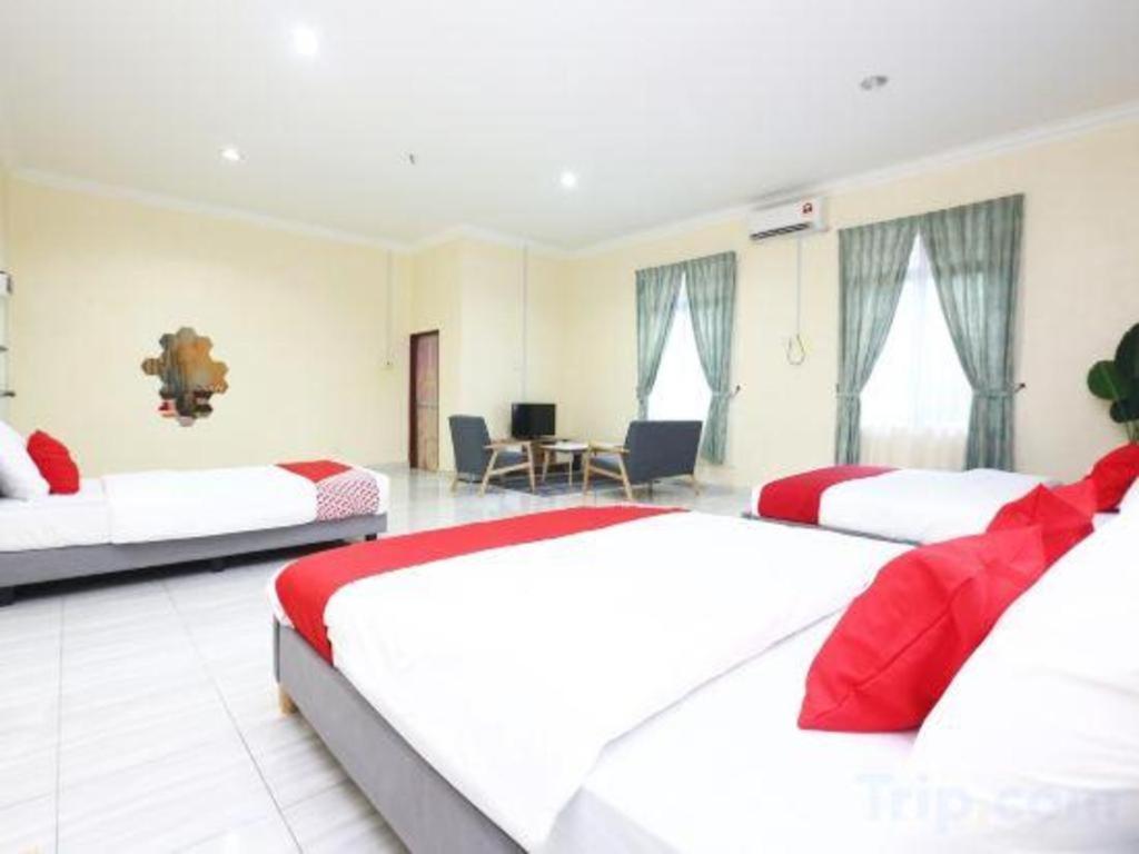 Oyo 89607 Aloha Chalet Kampung Raja Екстериор снимка