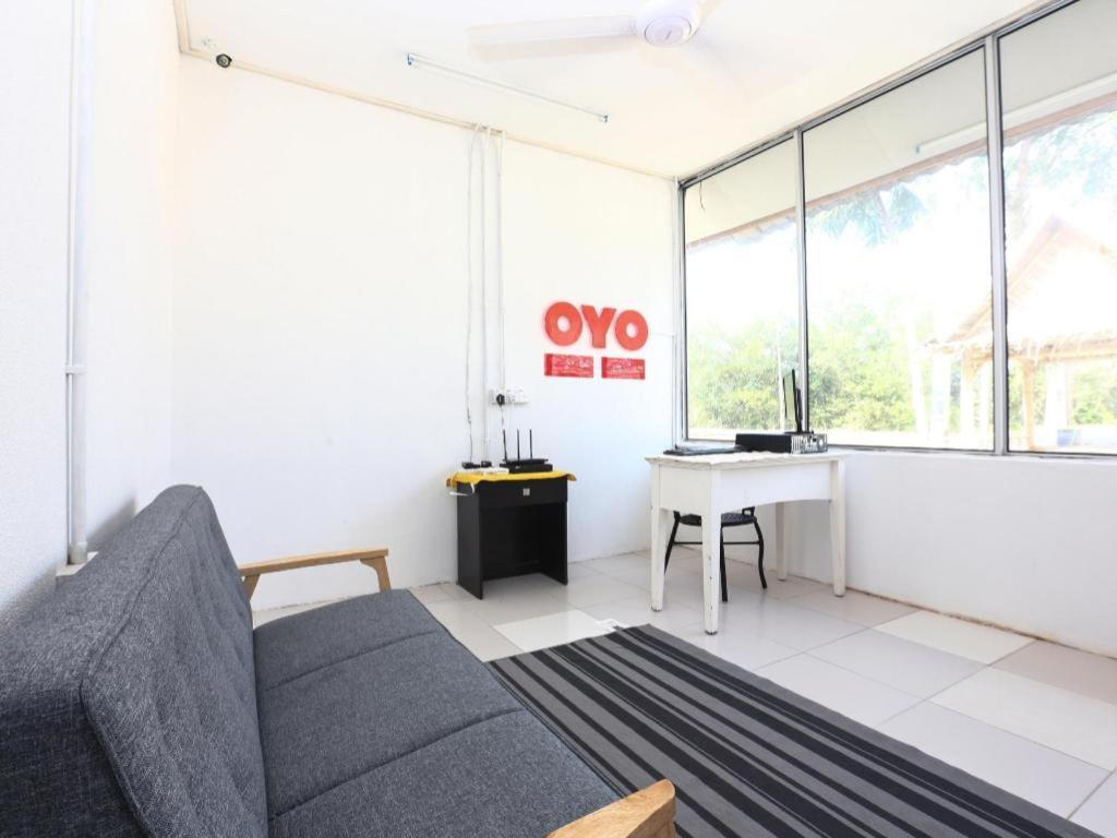 Oyo 89607 Aloha Chalet Kampung Raja Екстериор снимка