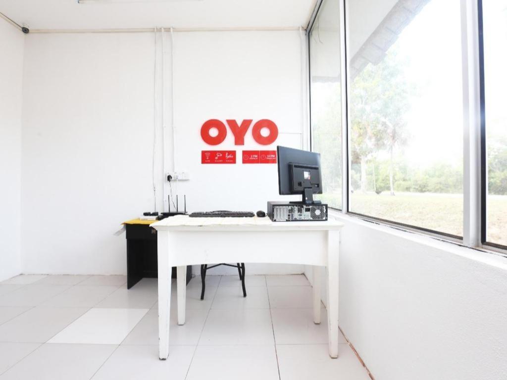 Oyo 89607 Aloha Chalet Kampung Raja Екстериор снимка