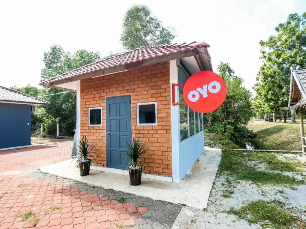 Oyo 89607 Aloha Chalet Kampung Raja Екстериор снимка