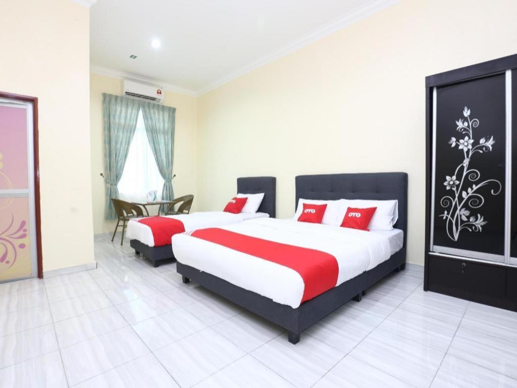 Oyo 89607 Aloha Chalet Kampung Raja Екстериор снимка