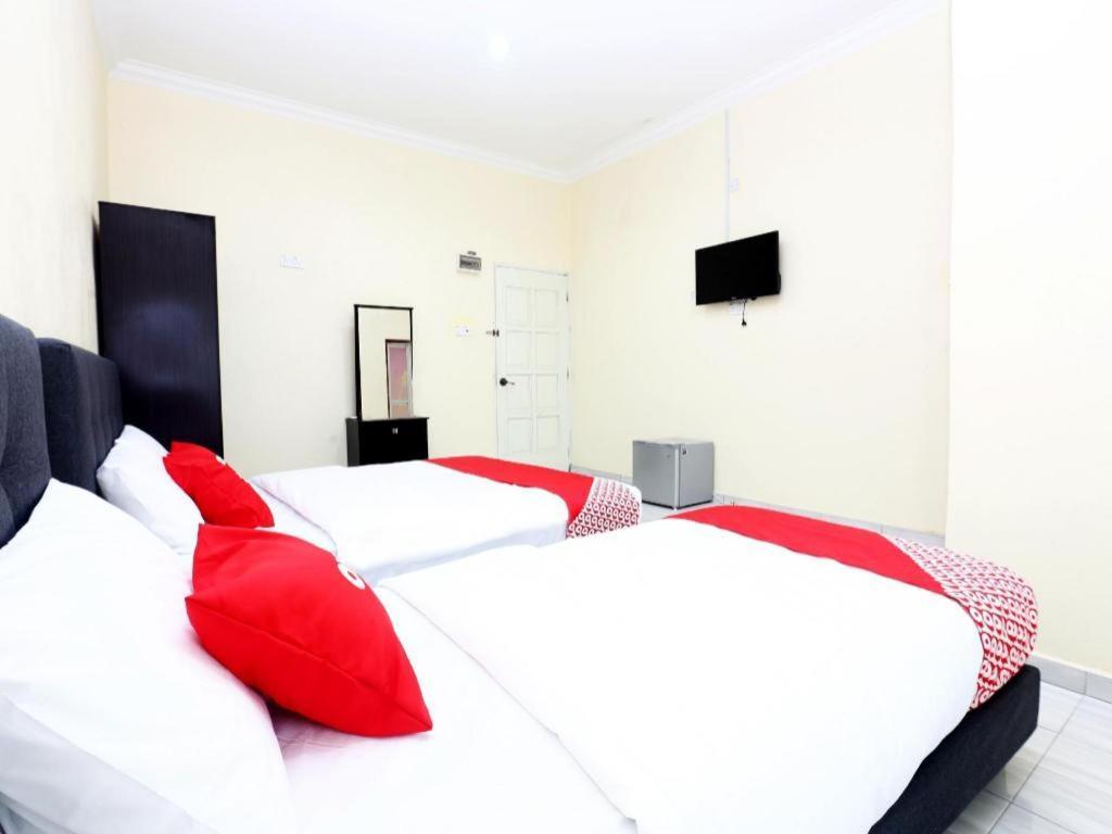 Oyo 89607 Aloha Chalet Kampung Raja Екстериор снимка