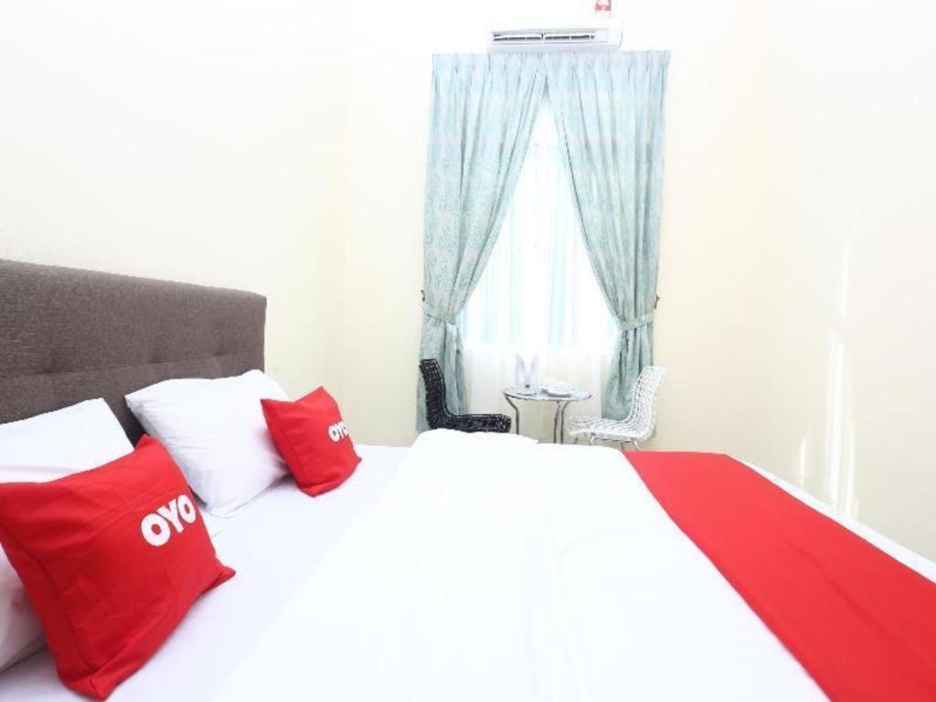 Oyo 89607 Aloha Chalet Kampung Raja Екстериор снимка