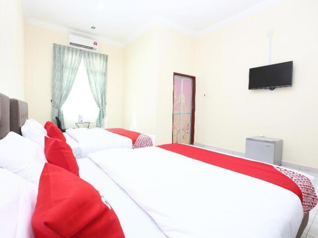 Oyo 89607 Aloha Chalet Kampung Raja Екстериор снимка
