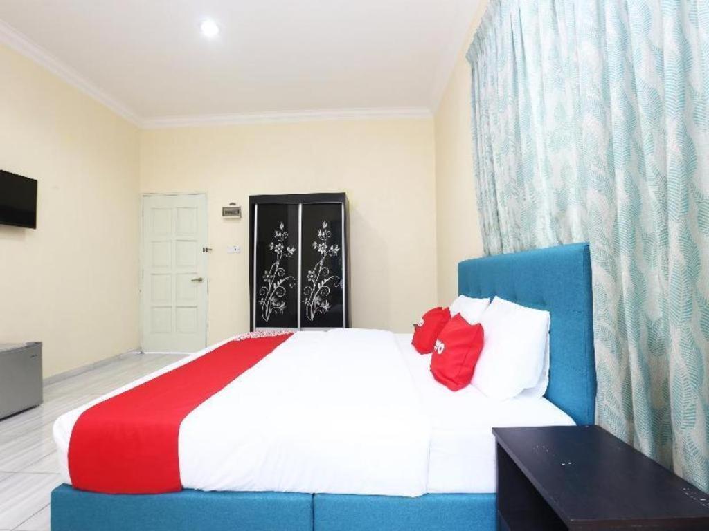 Oyo 89607 Aloha Chalet Kampung Raja Екстериор снимка