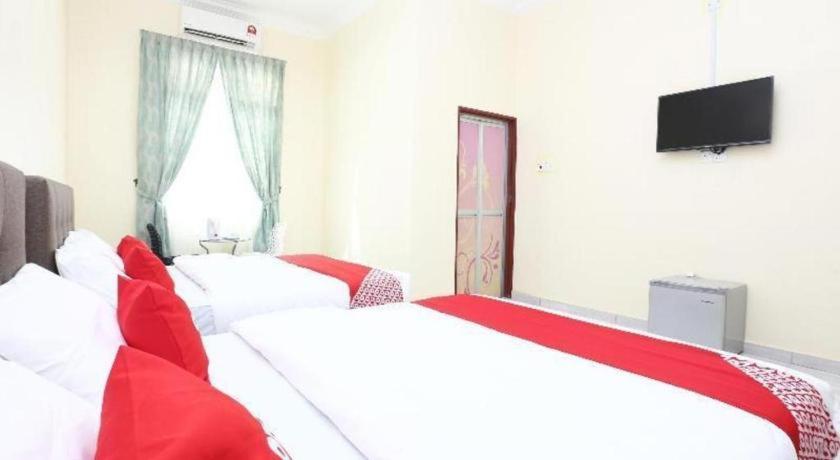Oyo 89607 Aloha Chalet Kampung Raja Екстериор снимка