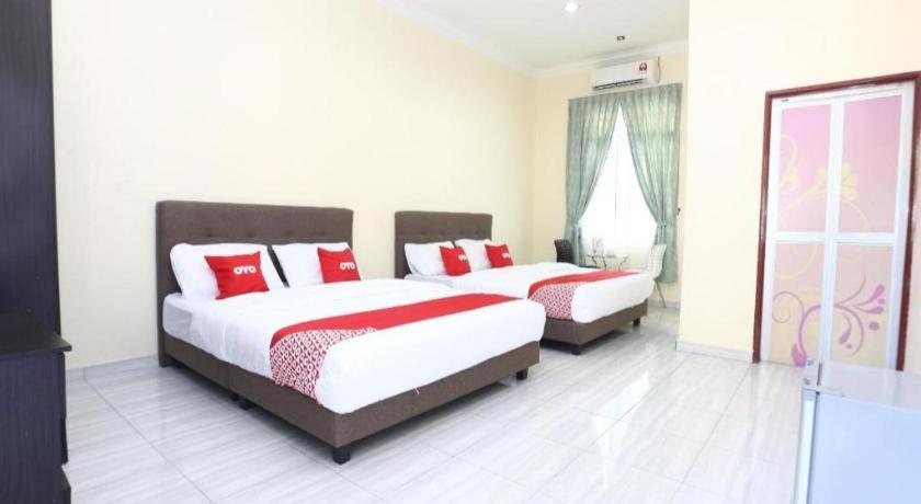Oyo 89607 Aloha Chalet Kampung Raja Екстериор снимка