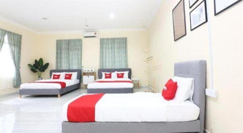 Oyo 89607 Aloha Chalet Kampung Raja Екстериор снимка