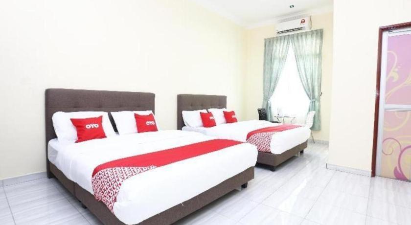 Oyo 89607 Aloha Chalet Kampung Raja Екстериор снимка
