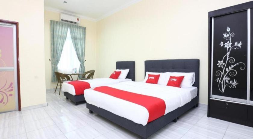 Oyo 89607 Aloha Chalet Kampung Raja Екстериор снимка
