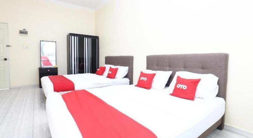 Oyo 89607 Aloha Chalet Kampung Raja Екстериор снимка