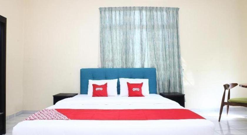 Oyo 89607 Aloha Chalet Kampung Raja Екстериор снимка