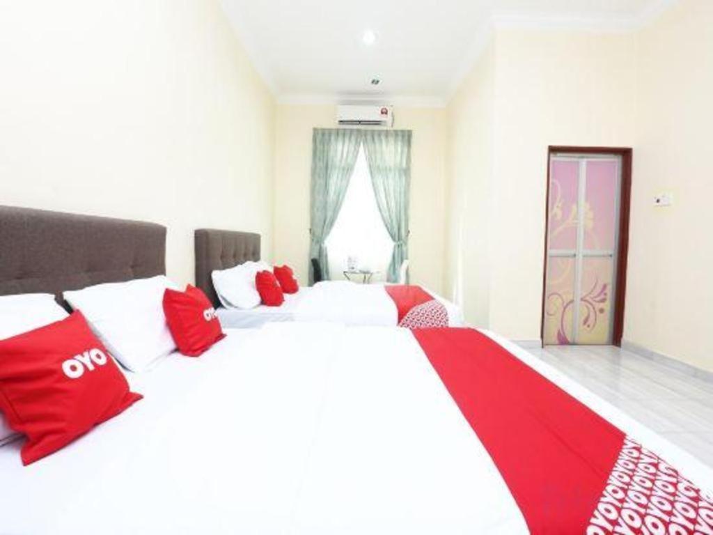 Oyo 89607 Aloha Chalet Kampung Raja Екстериор снимка