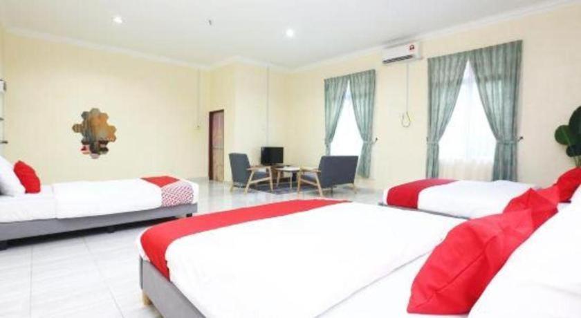 Oyo 89607 Aloha Chalet Kampung Raja Екстериор снимка