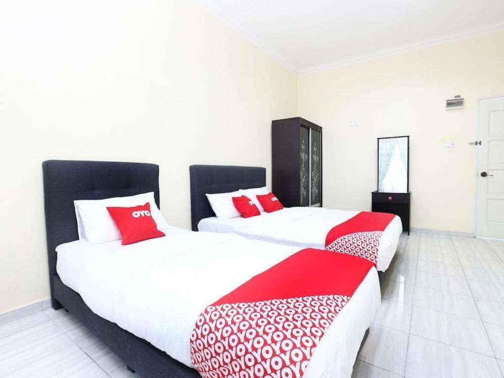 Oyo 89607 Aloha Chalet Kampung Raja Екстериор снимка