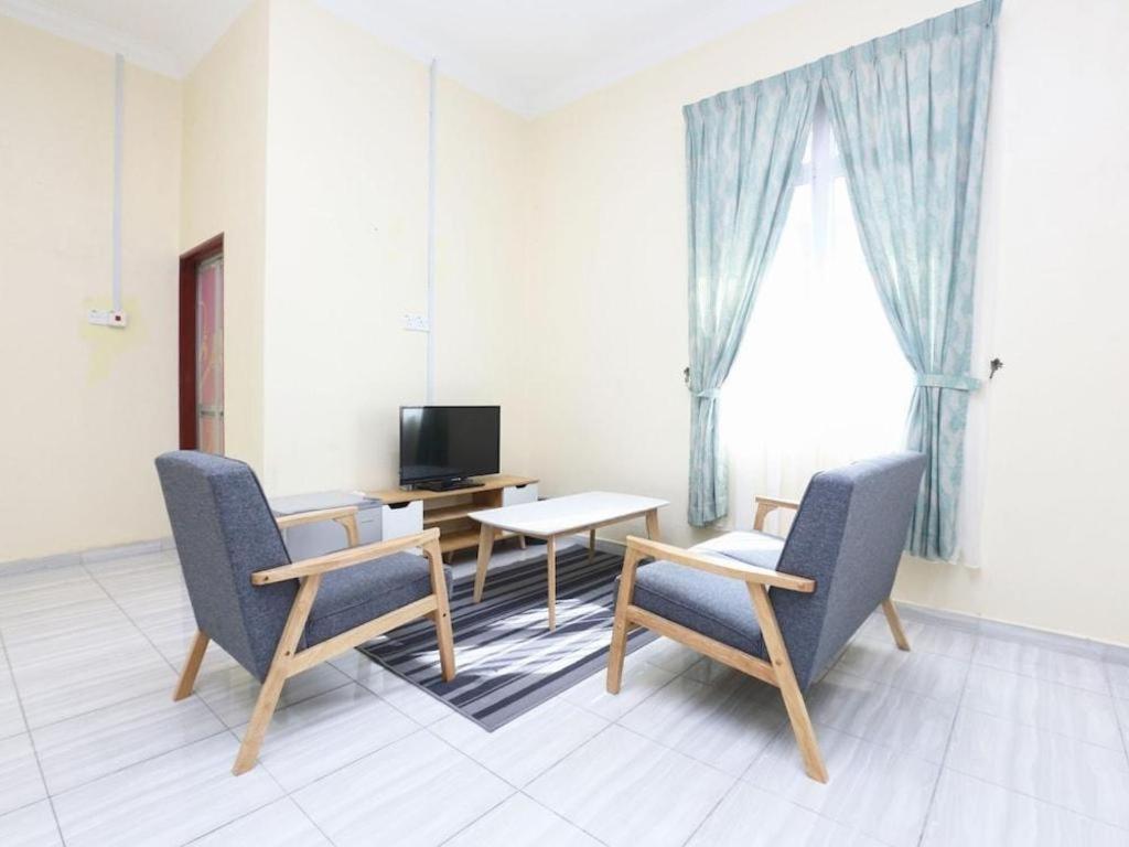 Oyo 89607 Aloha Chalet Kampung Raja Екстериор снимка