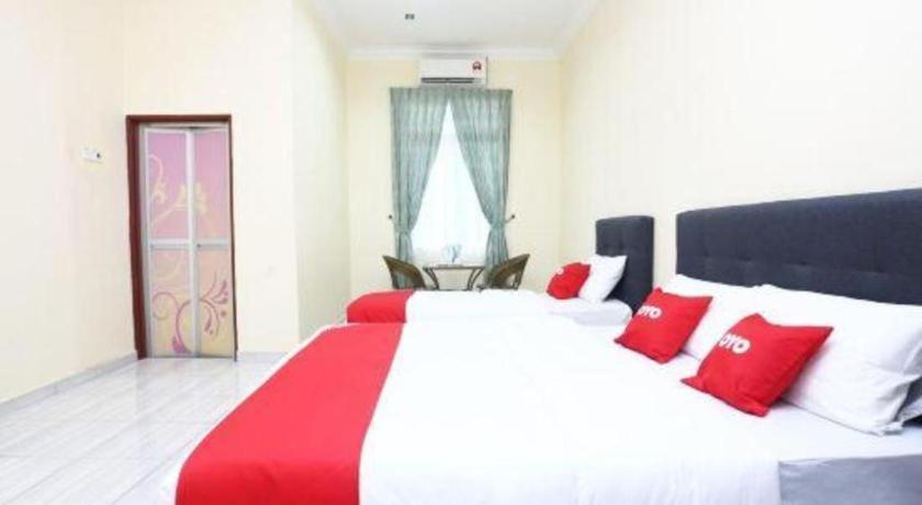 Oyo 89607 Aloha Chalet Kampung Raja Екстериор снимка