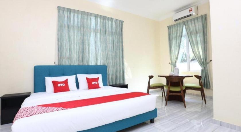 Oyo 89607 Aloha Chalet Kampung Raja Екстериор снимка