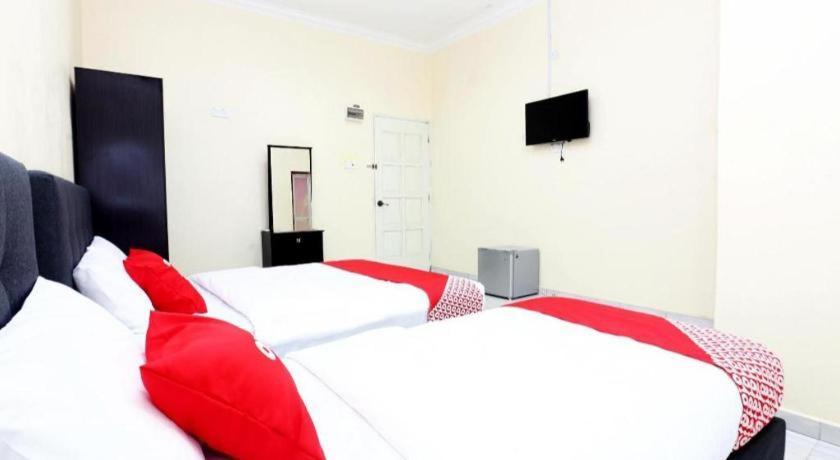 Oyo 89607 Aloha Chalet Kampung Raja Екстериор снимка