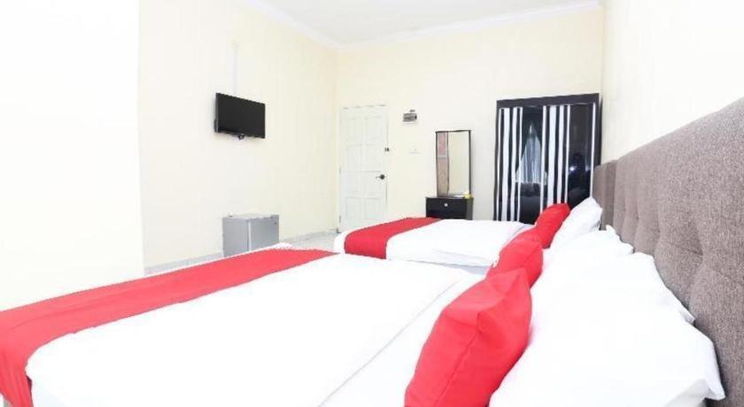 Oyo 89607 Aloha Chalet Kampung Raja Екстериор снимка