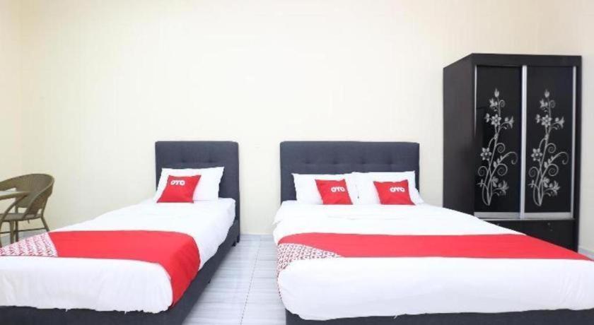 Oyo 89607 Aloha Chalet Kampung Raja Екстериор снимка