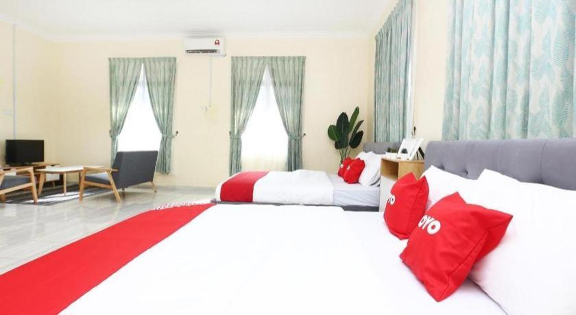 Oyo 89607 Aloha Chalet Kampung Raja Екстериор снимка