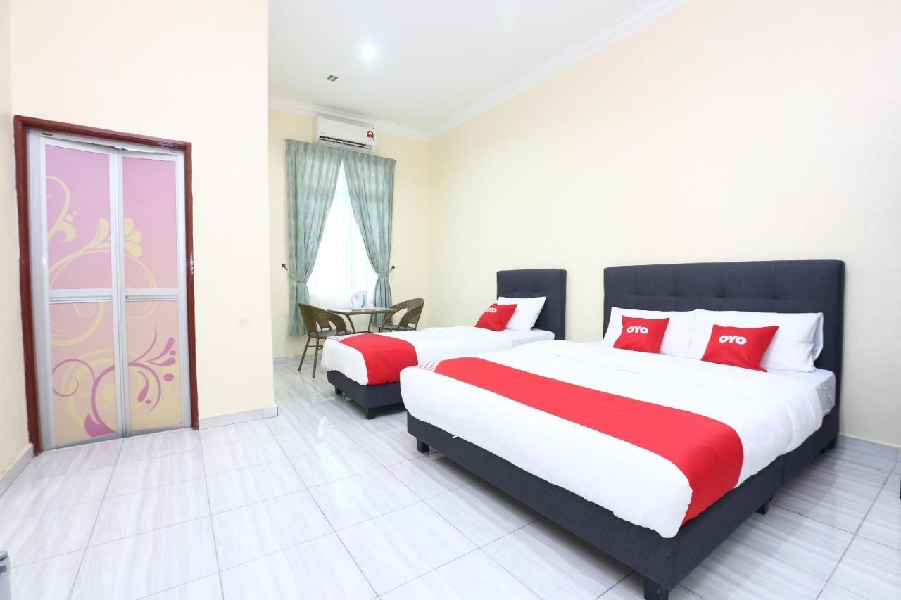 Oyo 89607 Aloha Chalet Kampung Raja Екстериор снимка