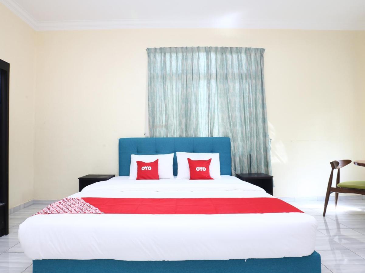 Oyo 89607 Aloha Chalet Kampung Raja Екстериор снимка
