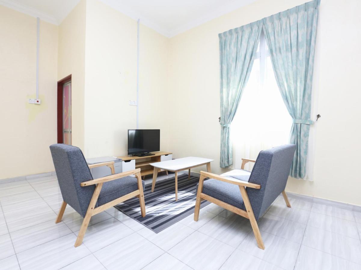 Oyo 89607 Aloha Chalet Kampung Raja Екстериор снимка