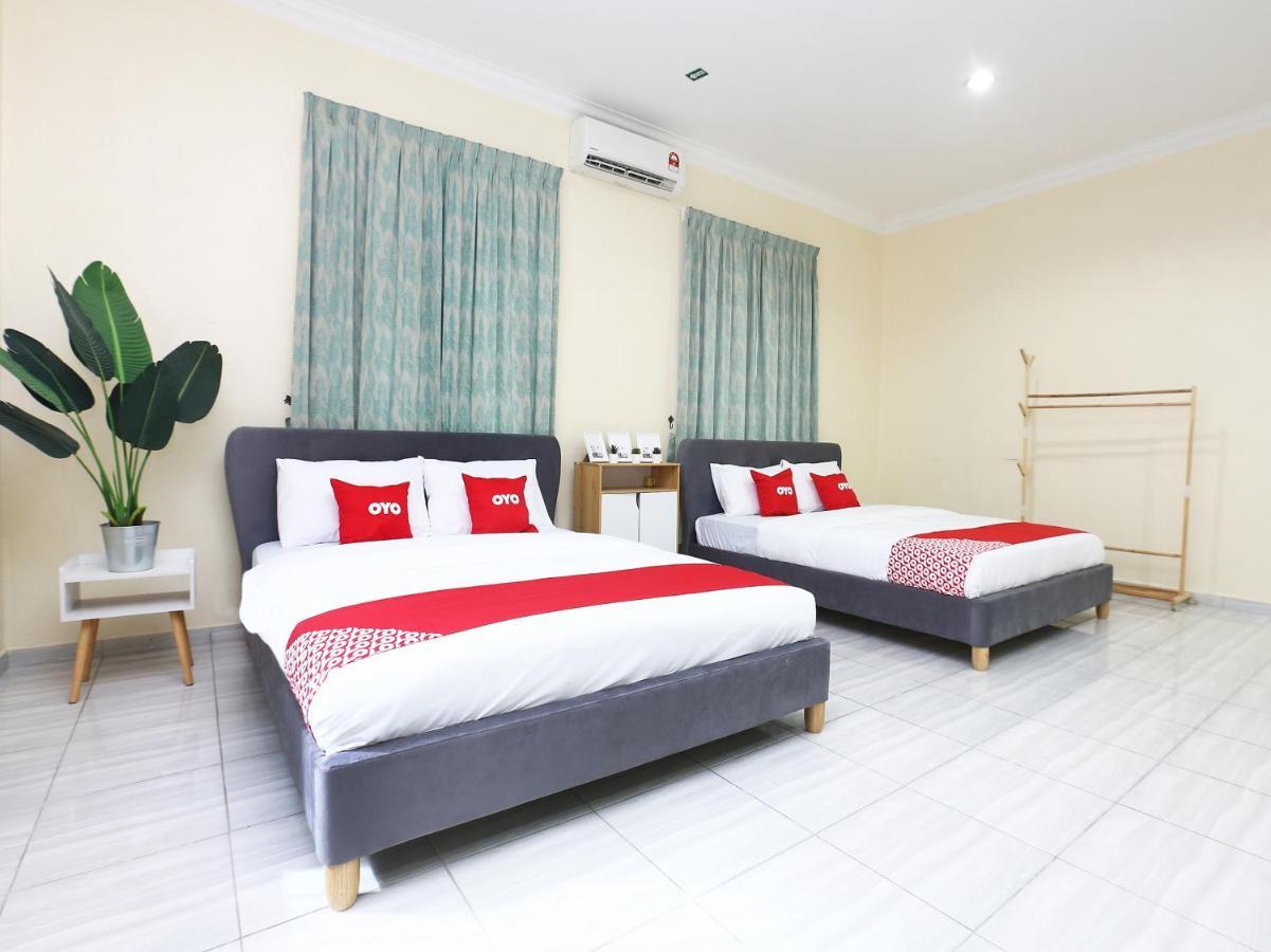 Oyo 89607 Aloha Chalet Kampung Raja Екстериор снимка