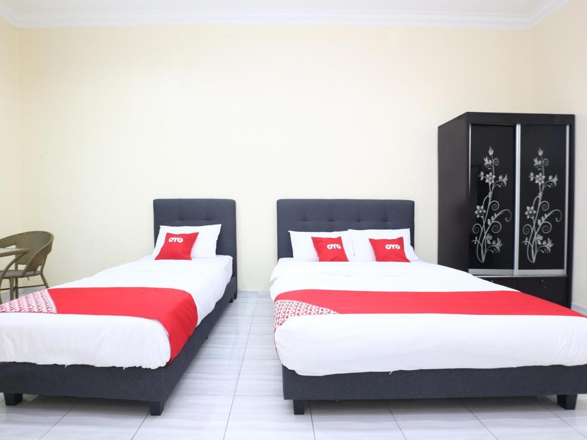 Oyo 89607 Aloha Chalet Kampung Raja Екстериор снимка