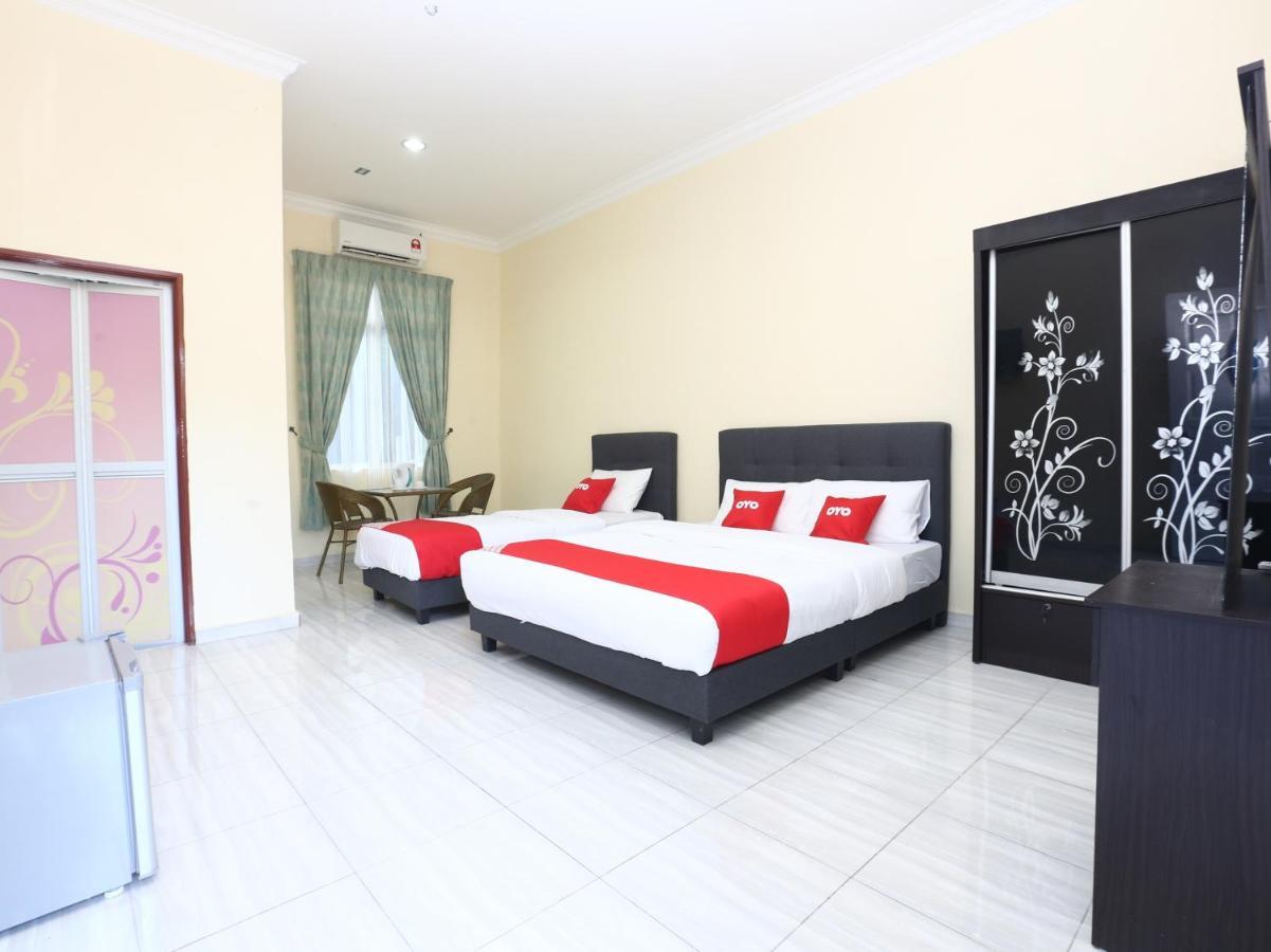 Oyo 89607 Aloha Chalet Kampung Raja Екстериор снимка