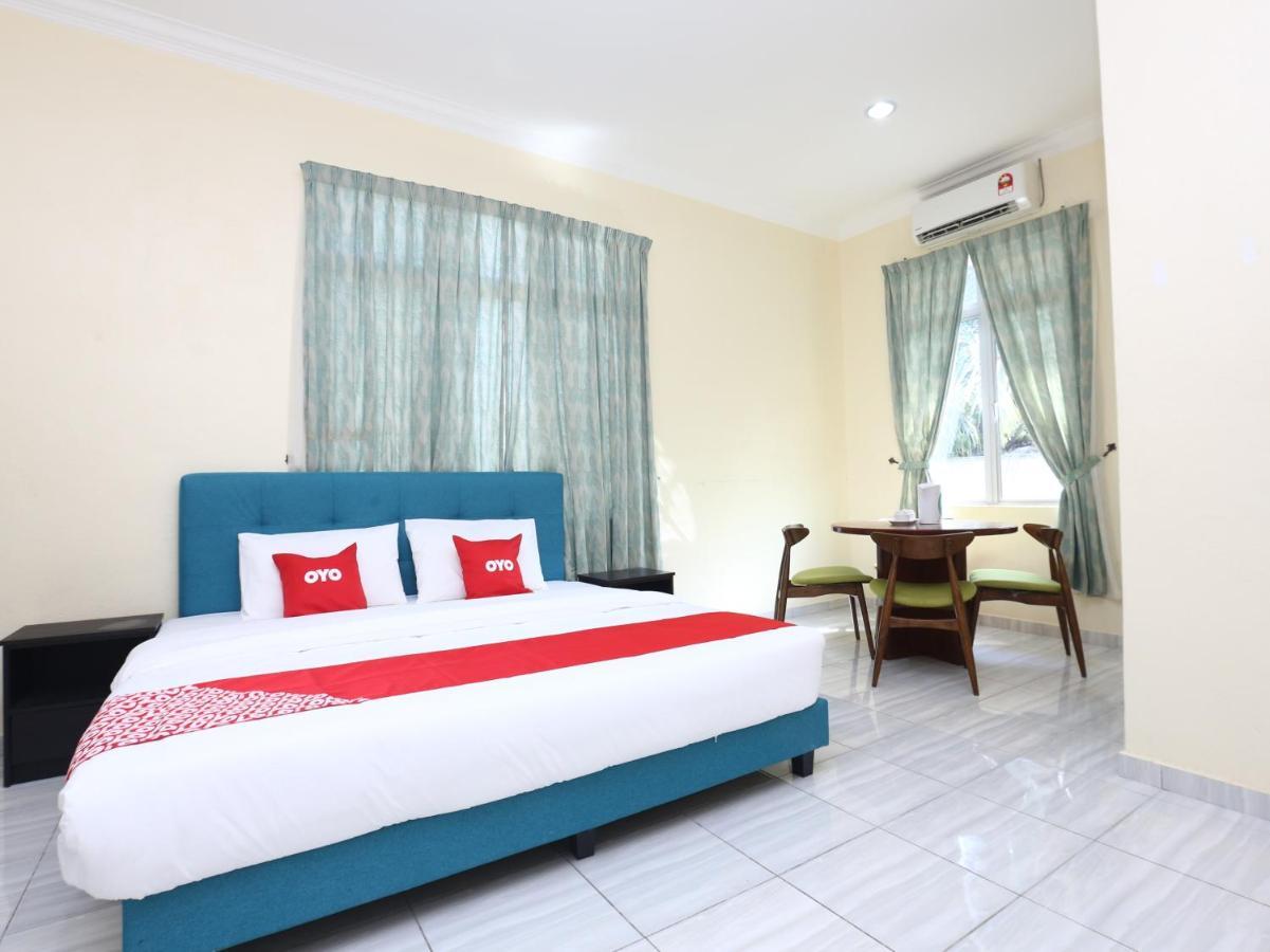 Oyo 89607 Aloha Chalet Kampung Raja Екстериор снимка