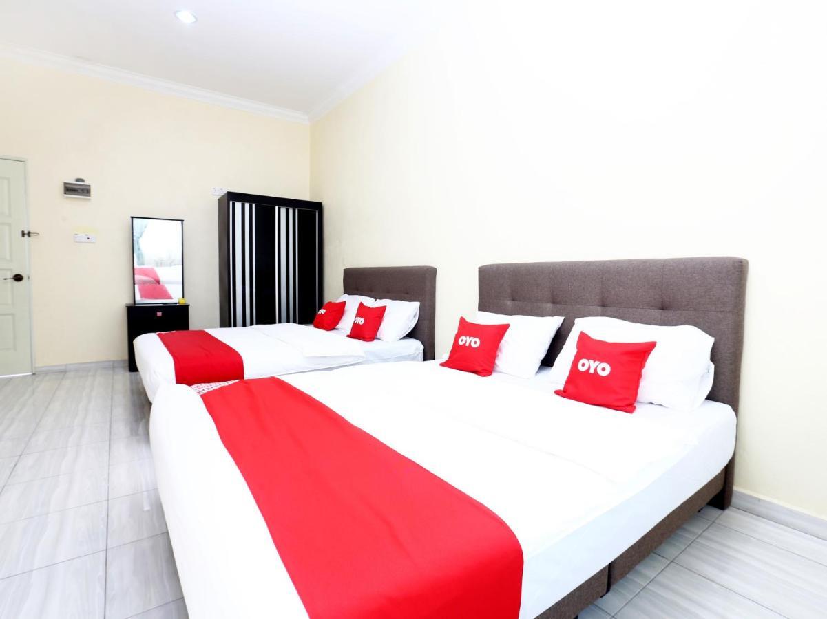 Oyo 89607 Aloha Chalet Kampung Raja Екстериор снимка