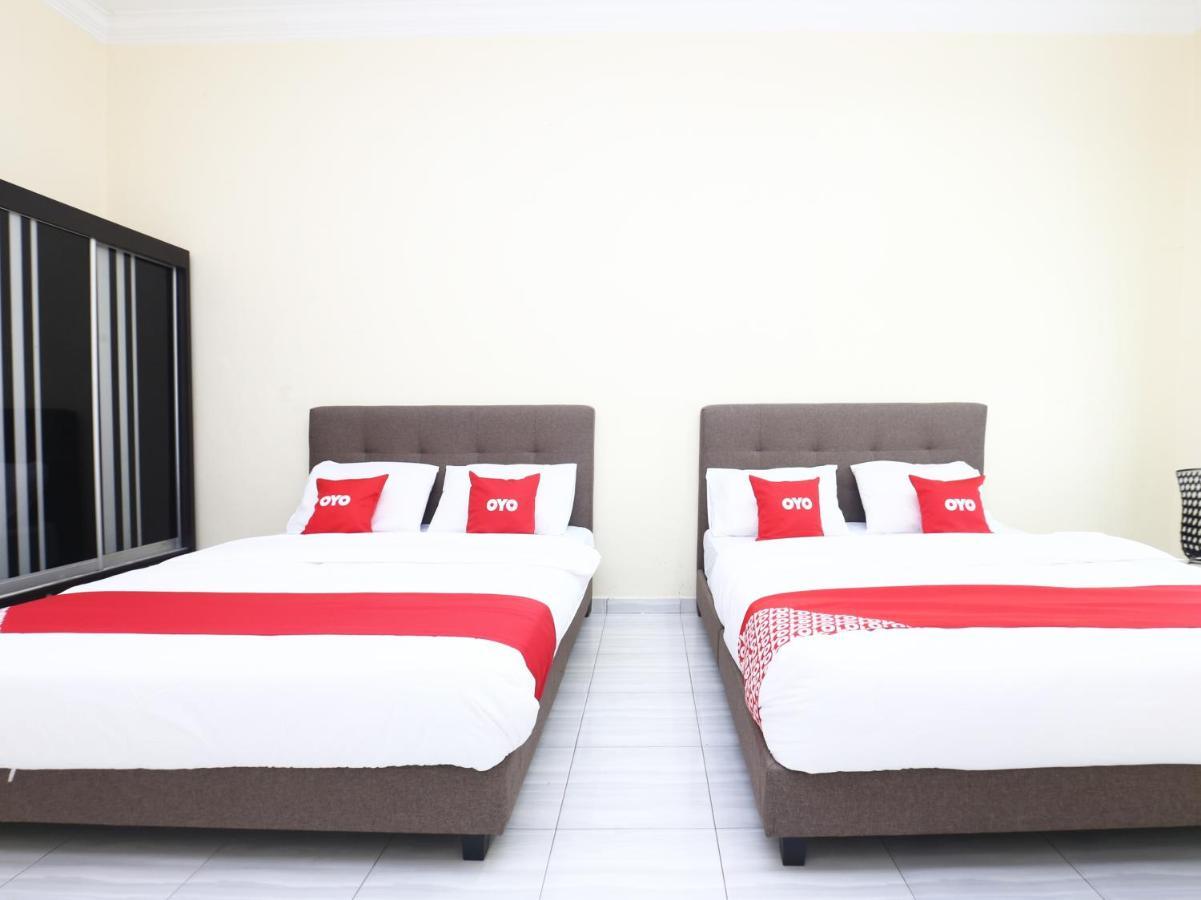 Oyo 89607 Aloha Chalet Kampung Raja Екстериор снимка